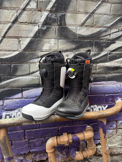 9.5 BLACK AND WHITE COMBO PAIR -Union- Reset Pro Snowboard Boots